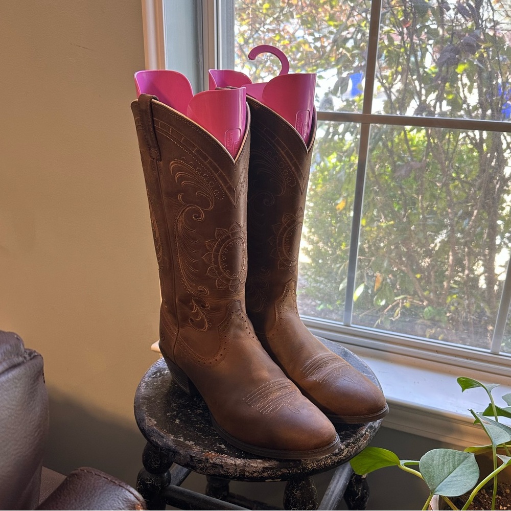 Like New Ariat Women’s Magnolia Western Boot Size 9M Distressed Brown
